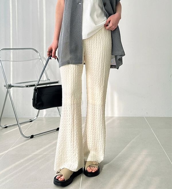 GeeRA（ジーラ）の「レース見えセミフレアイージーパンツ（フルレングスパンツ）」｜アイボリー