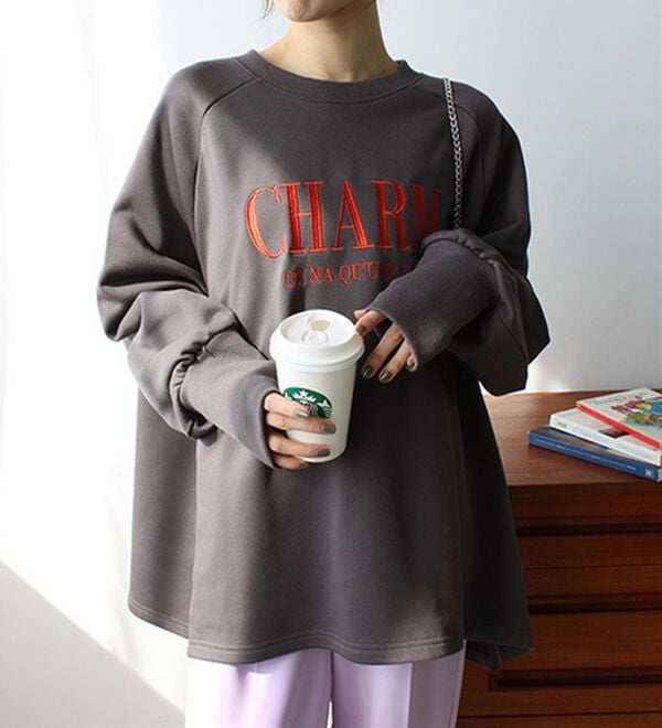 GeeRA（ジーラ）の「指穴デザイン刺しゅうロゴスウェット（トレーナー・スウェット）」｜詳細画像