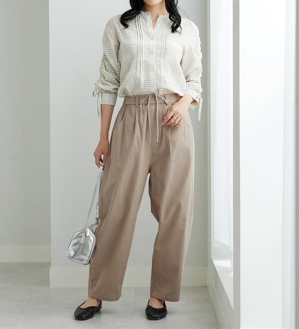 BELLUNA（ベルーナ）の「綿スラブ素材タックデザインコクーンパンツ（フルレングスパンツ）」｜詳細画像