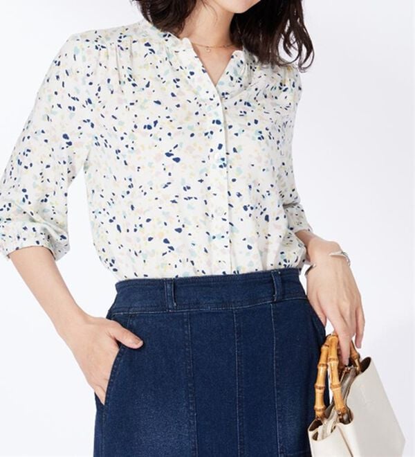 BELLUNA（ベルーナ）の「レーヨン素材ギャザー使いプリントブラウス（ブラウス）」｜詳細画像