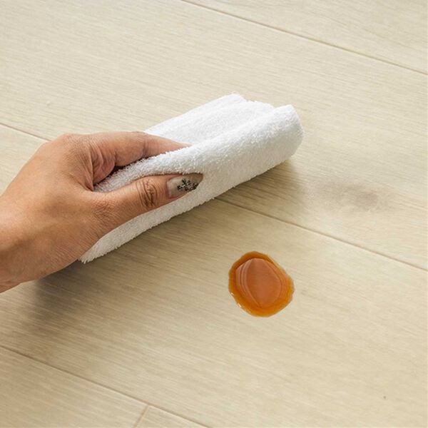 iellio（イエリオ）の「ペット対応フロアクッション＜簡単ロール式・フローリング調・防水・はっ水・抗菌・防カビ・消臭・防炎・滑りにくい・日本製＞（カーペット）」｜詳細画像