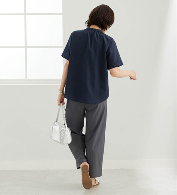 BELLUNA（ベルーナ）の「ギャザー使いバンドカラーブラウス（ブラウス）」｜詳細画像