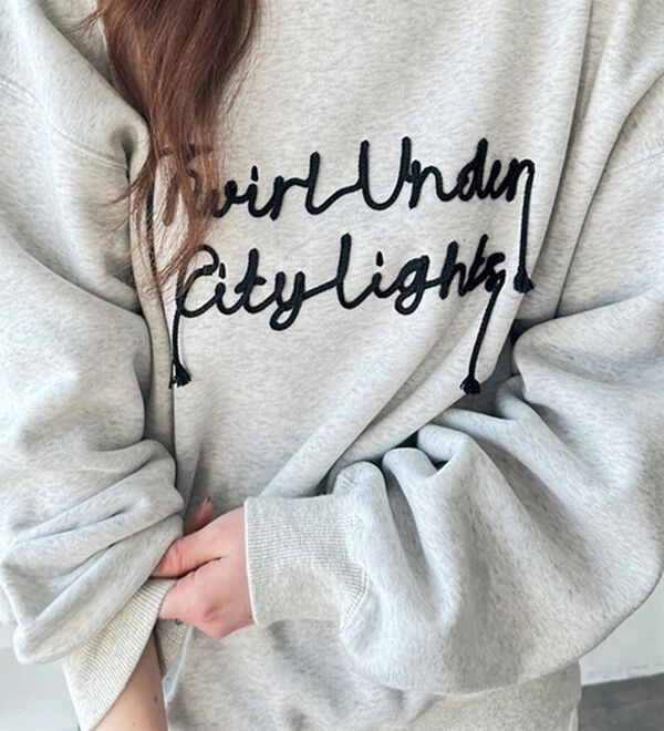 GeeRA（ジーラ）の「コードロゴ刺繍オーバーサイズ裏起毛スウェット（トレーナー・スウェット）」｜詳細画像