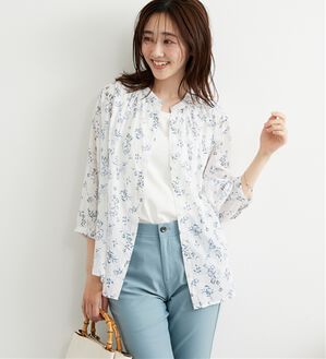 「綿100％ギャザーデザインブラウス（ブラウス）」｜オフ白系花柄