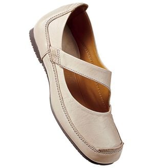 BELLUNA（ベルーナ）の「牛革ベルトスリッポンシューズ（パンプス）」｜グレー