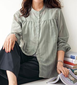 BELLUNA（ベルーナ）の「身体のラインを気にしない！シアー刺しゅうゆったりブラウス（シャツ）」｜グレー