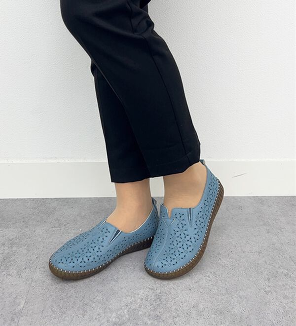 BELLUNA（ベルーナ）の「ゆったりカットワークスリッポン（スリッポン）」｜詳細画像