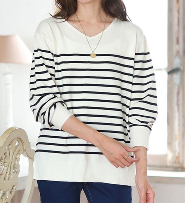 A HAPPY MARILYN（アハッピーマリリン）の「【Ｌ～８Ｌ】Ｒｉｎ フィット感軽減！Ｔシャツ感覚もっちりやわらかＶネックニット（ニット・セーター）」｜パネルボーダー
