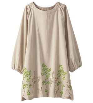 BELLUNA（ベルーナ）の「すぽっと着られる裾刺しゅうチュニック（ブラウス）」｜ベージュ