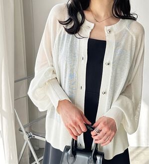 GeeRA（ジーラ）の「ゴールドボタンシアーカーディガン（ニットカーディガン）」｜オフホワイト
