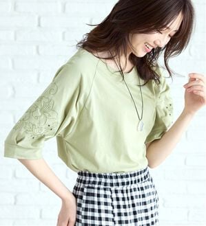 BELLUNA（ベルーナ）の「袖刺しゅうデザインＶネックプルオーバー（カットソー）」｜オリーブ