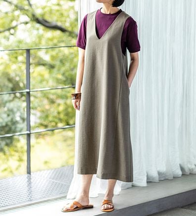 BELLUNA（ベルーナ）の「サラリ麻調素材Ｖネックジャンパードレス（ジャンパースカート）」