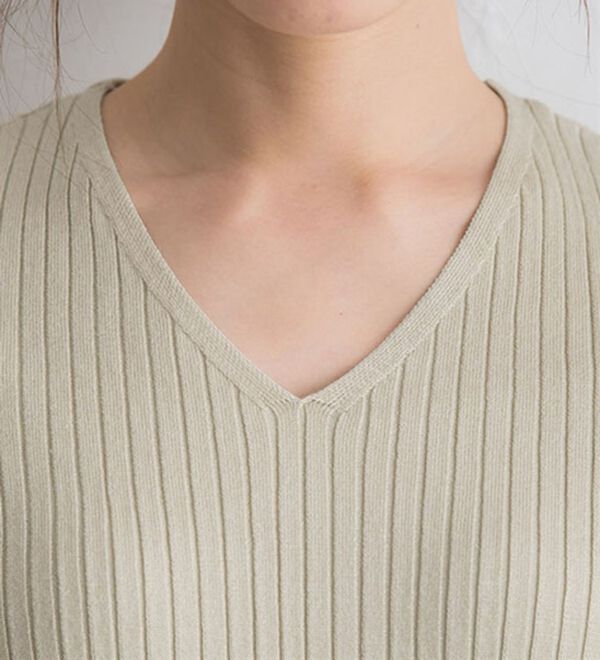 Pierrot（ピエロ）の「【洗濯機で洗える】ネックが選べるシルクタッチ半袖リブニット（ニット・セーター）」｜詳細画像