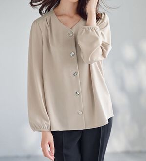 BELLUNA（ベルーナ）の「ボタンデザインブラウス（ブラウス）」｜グレージュ