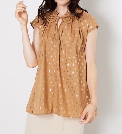 BELLUNA（ベルーナ）の「プロヴァンス箔プリントブラウス（ブラウス）」