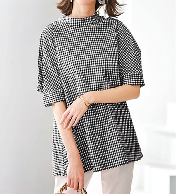 BELLUNA（ベルーナ）の「サッカー素材後ろボタンデザインブラウス（ブラウス）」｜詳細画像