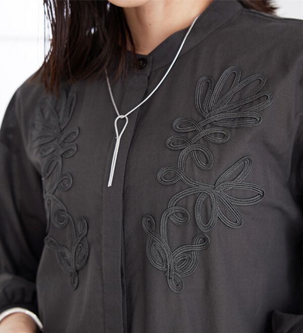 BELLUNA（ベルーナ）の「コード刺しゅうデザインシャツチュニック（チュニック）」｜詳細画像