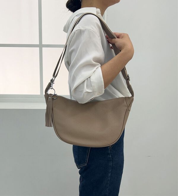 BELLUNA（ベルーナ）の「牛革舟形ショルダー（ショルダーバッグ）」｜詳細画像