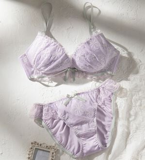 YU'NOW（ユナウ）の「ぷるるん谷間のノンワイヤーブラ＆ショーツ（ブラジャー＆ショーツセット）」｜ライトパープル系フリルリボン