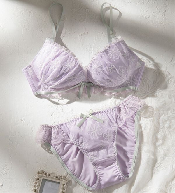 YU'NOW（ユナウ）の「ぷるるん谷間のノンワイヤーブラ＆ショーツ（ブラジャー＆ショーツセット）」｜ライトパープル系フリルリボン