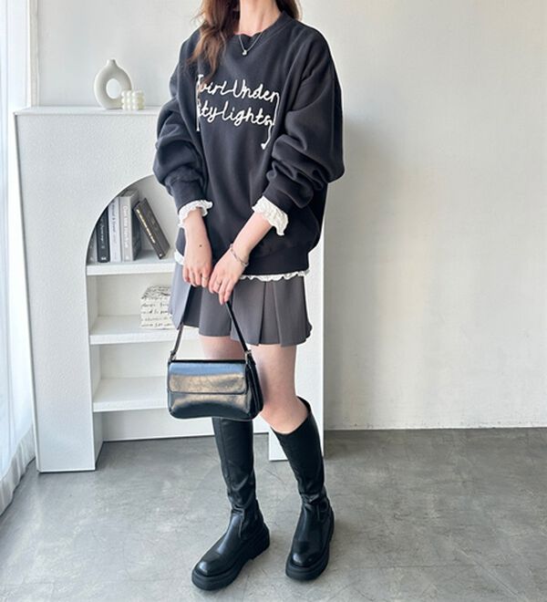 GeeRA（ジーラ）の「コードロゴ刺繍オーバーサイズ裏起毛スウェット（トレーナー・スウェット）」｜詳細画像