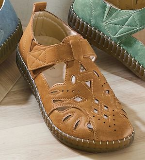 BELLUNA（ベルーナ）の「ステッチ使いゆったりカットワークサンダル（サンダル・ミュール）」｜キャメル