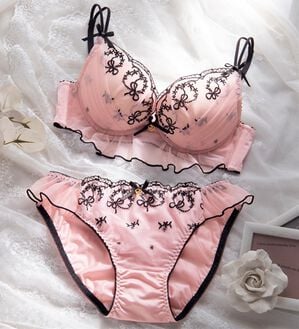 YU'NOW（ユナウ）の「まる胸メイクのちゅるんブラ＆ショーツ（ブラジャー＆ショーツセット）」｜ブラック／ピンク