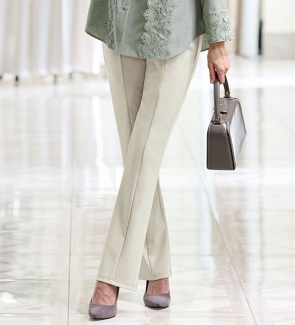 BELLUNA（ベルーナ）の「日本製美脚ブーツカットパンツ（フルレングスパンツ）」｜ライトグレー