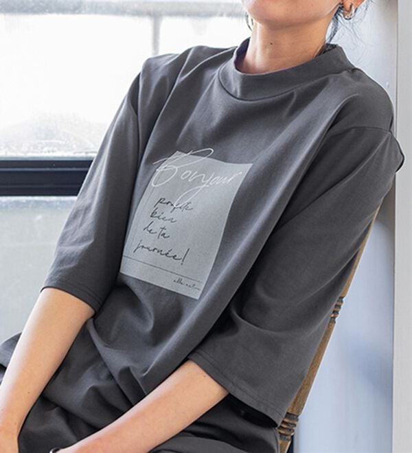 BELLUNA（ベルーナ）の「＜ＥＬＬＥ　Ａｃｔｉｖｅ＞多機能ロゴプリントチュニック（チュニック）」｜詳細画像