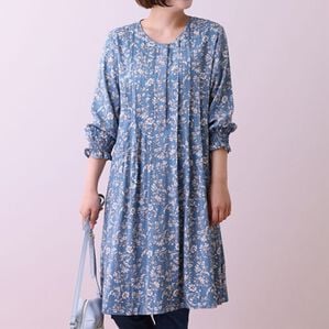 BELLUNA（ベルーナ）の「レーヨンツイル素材タック使いワンピース（その他ワンピース）」｜セージ系花柄