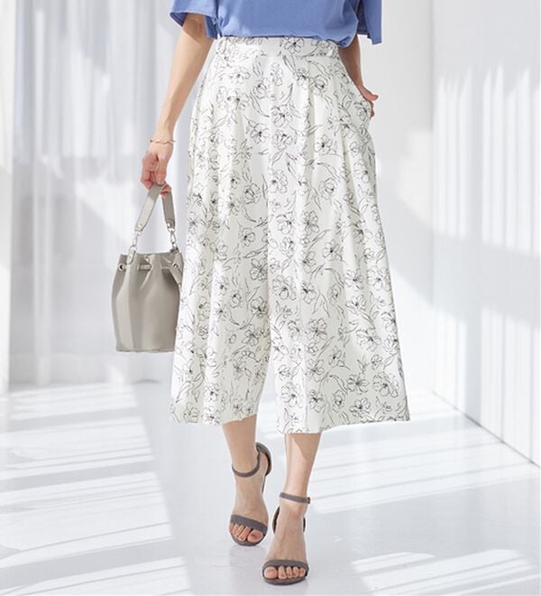 alotta（アロッタ）の「【４つの機能付】ひんやりドレープパンツ（ワイドパンツ・ガウチョ）」｜ホワイト系花柄