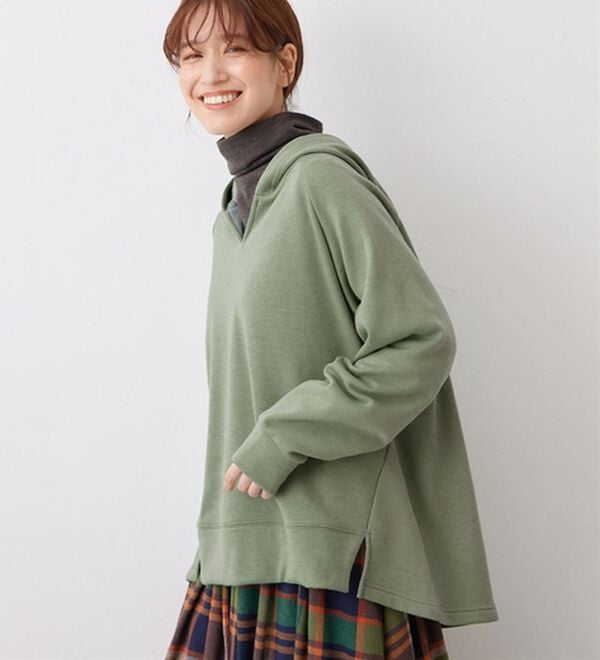 Viola e Viola（ヴィオラ エ ヴィオラ）の「【蓄熱保温】裏ファーVネックゆるシルエットパーカー（パーカー）」｜グリーン