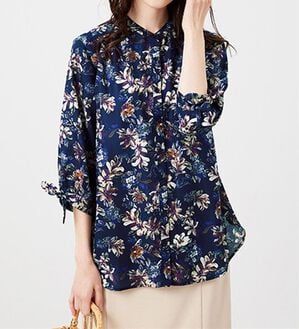 BELLUNA（ベルーナ）の「涼感やわらか袖リボンシャツチュニック（チュニック）」｜ネイビー系花柄