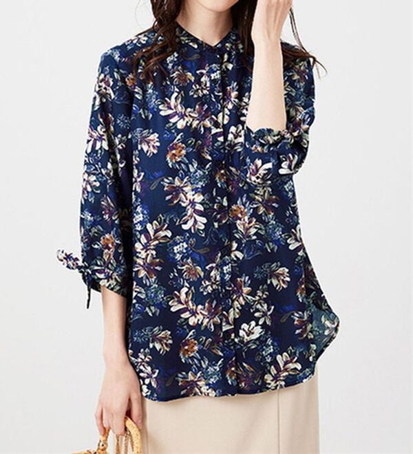 BELLUNA（ベルーナ）の「涼感やわらか袖リボンシャツチュニック（チュニック）」｜ネイビー系花柄