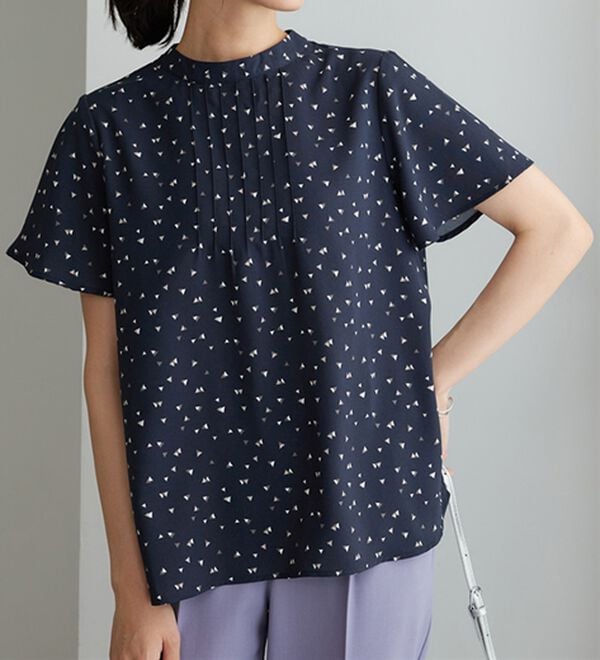 BELLUNA（ベルーナ）の「小紋柄タック使い袖フレアーブラウス（ブラウス）」｜詳細画像