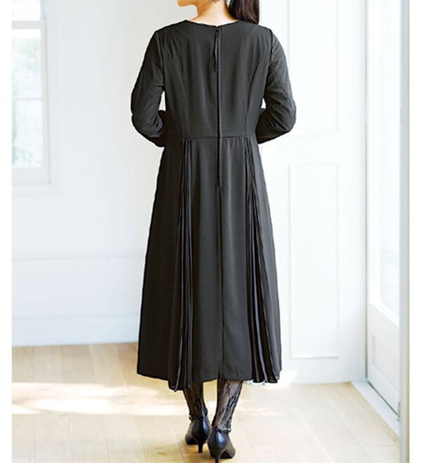 BELLUNA（ベルーナ）の「着心地ゆったりプリーツ切替ワンピース（ブラックフォーマル（喪服・礼服））」｜詳細画像