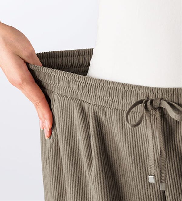 BELLUNA（ベルーナ）の「なめらかコーデュロイワイドパンツ（ワイドパンツ・ガウチョ）」｜詳細画像