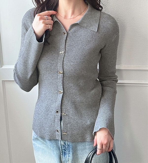 GeeRA（ジーラ）の「ゴールドボタンポロ衿リブニットトップス（ニットカーディガン）」｜詳細画像