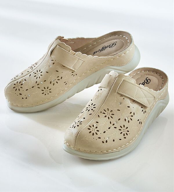 BELLUNA（ベルーナ）の「幅広柔らか素材のベルトポイントミュール（サンダル・ミュール）」｜ベージュ