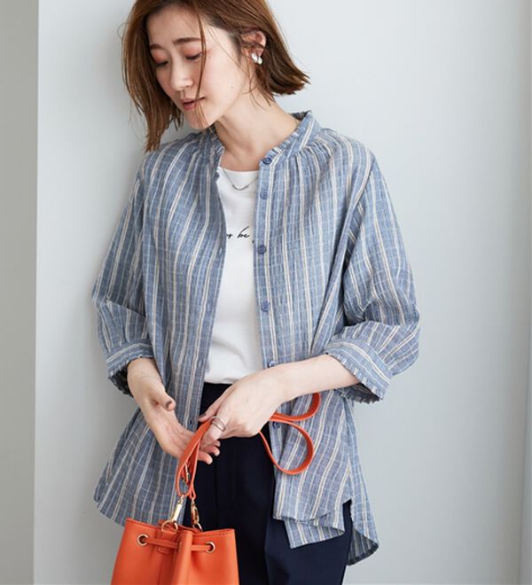 BELLUNA（ベルーナ）の「【お気軽シャツ】ぽこぽこ素材衿＆袖フリルデザインブラウス（ブラウス）」｜ブルー系ストライプ