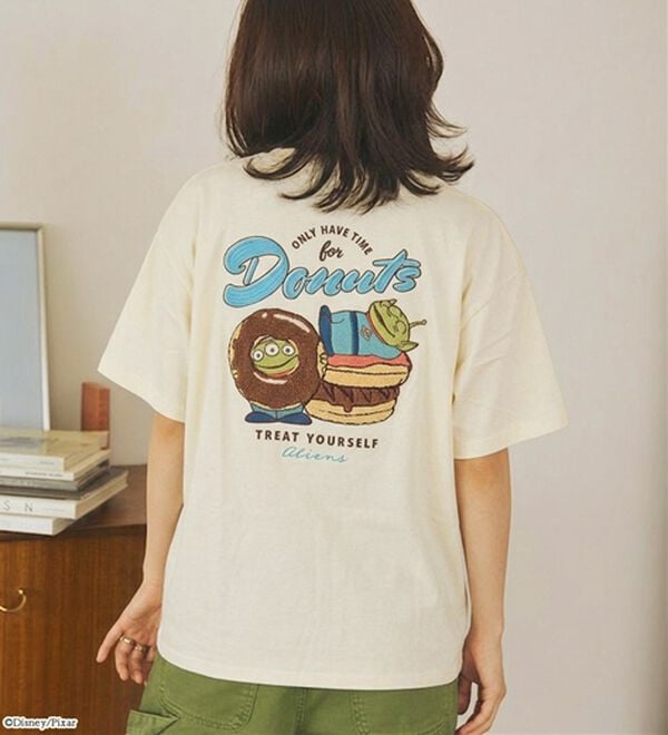BELLUNA（ベルーナ）の「＜Ｄｉｓｎｅｙ＞【エイリアン】バックサガラ刺しゅうワイドシルエットＴシャツ（Tシャツ）」｜詳細画像