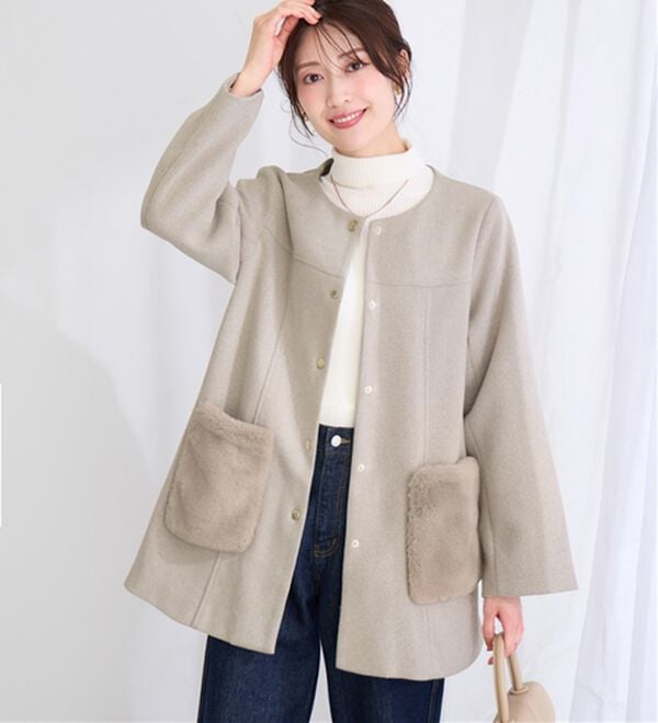 alotta（アロッタ）の「ファーポケット付き上品ノーカラーコート（ロングコート）」｜ベージュ