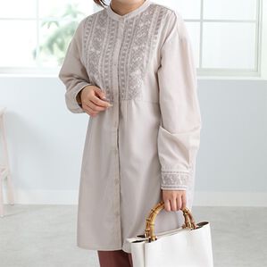 BELLUNA（ベルーナ）の「ペイズリー刺しゅうシャツチュニック（チュニック）」｜トープ