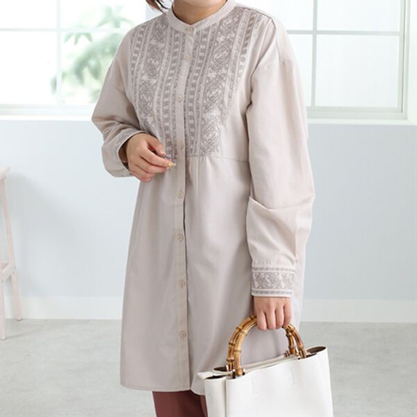 BELLUNA（ベルーナ）の「ペイズリー刺しゅうシャツチュニック（チュニック）」｜トープ