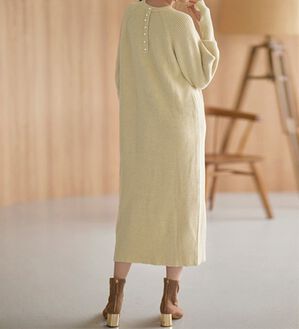 RANAN（ラナン）の「パール調ボタン付ロングニットワンピース（ニットワンピース）」｜ベージュ