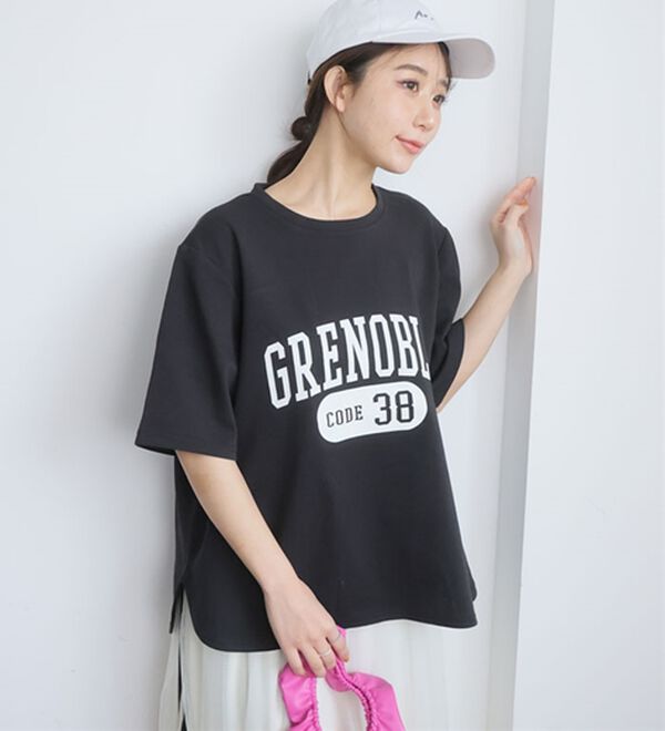 A HAPPY MARILYN（アハッピーマリリン）の「【Ｍ～８Ｌ】【接触冷感・ＵＶ対策】カレッジプリント裾ラウンドＴシャツ（Tシャツ）」｜詳細画像