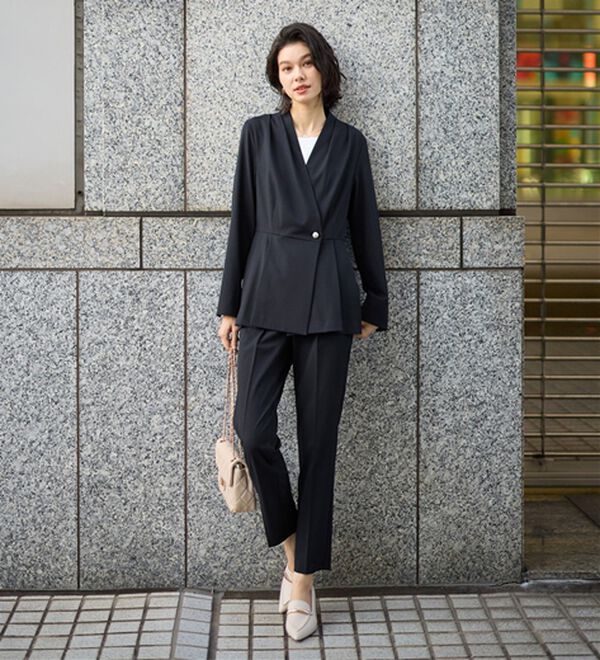 GeeRA（ジーラ）の「【２点セット】パールボタンペプラムプリーツテーパードセットアップ（パンツスーツ）」｜詳細画像