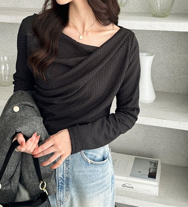 GeeRA（ジーラ）の「ジャガード素材ドレープカットソー（カットソー）」｜ブラック