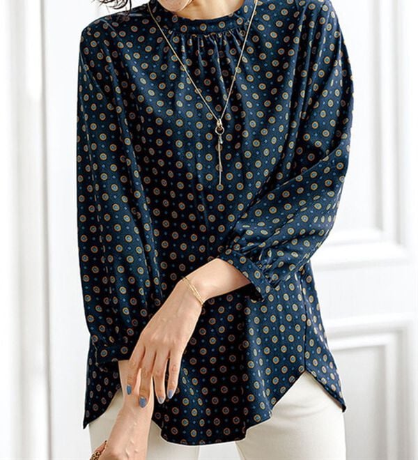 BELLUNA（ベルーナ）の「ギャザー使い小紋柄デザインブラウス（ブラウス）」｜詳細画像