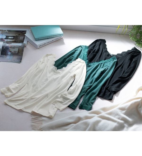 YU'NOW（ユナウ）の「【吸湿発熱】【抗菌防臭】汗取り付あったかインナー（首元深あきタイプ）（肌着・インナーウェア）」｜詳細画像